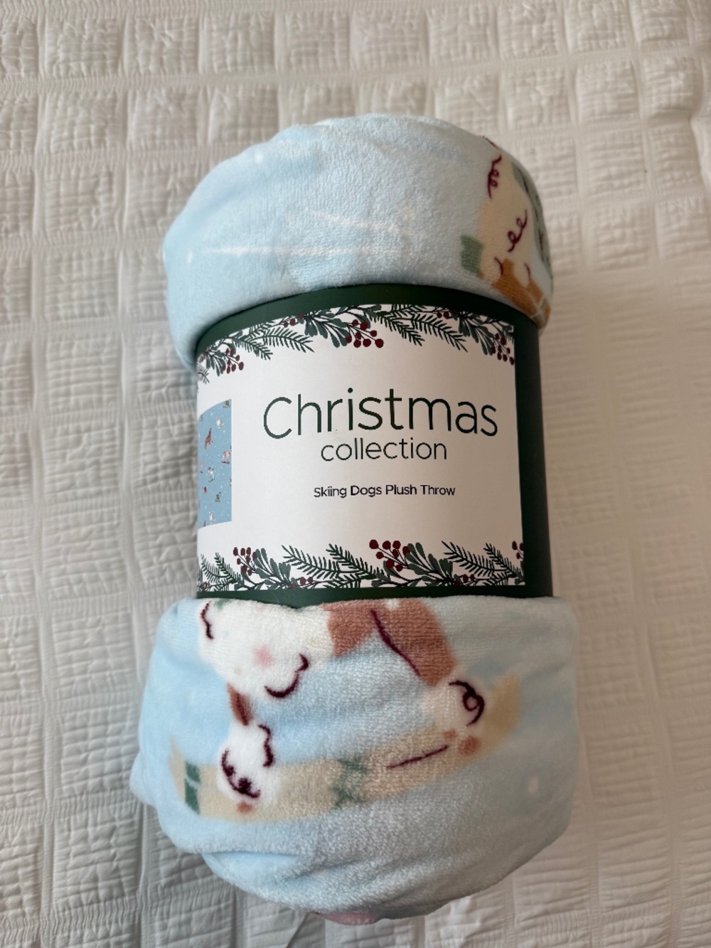 NWT Skiing Dogs Plus Throw